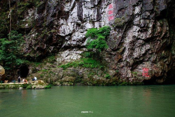 ”见行见效 津彩绽放”活动参赛作品:曙光里社区开展手绘木质琵琶活动